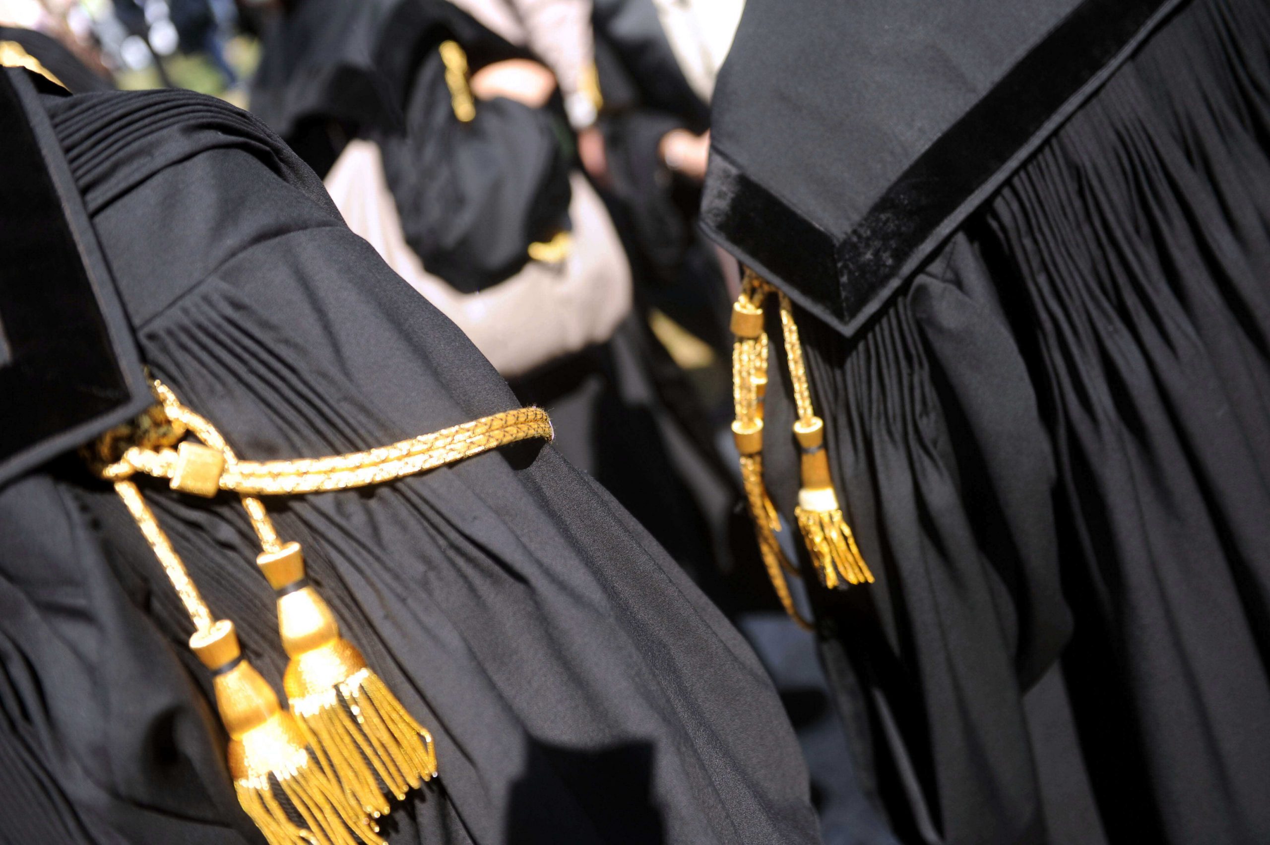 Avvocato, Abogado o Avocat obbligo di trasparenza e chiarezza sui titoli.